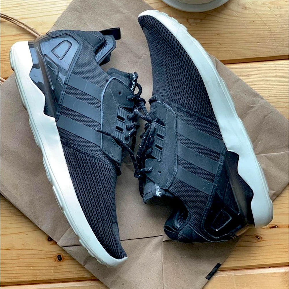 Men’s ADIDAS Boost sneakers 9.5 US